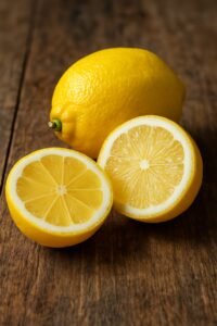 Limone tagliato con polpa visibile su tavola rustica